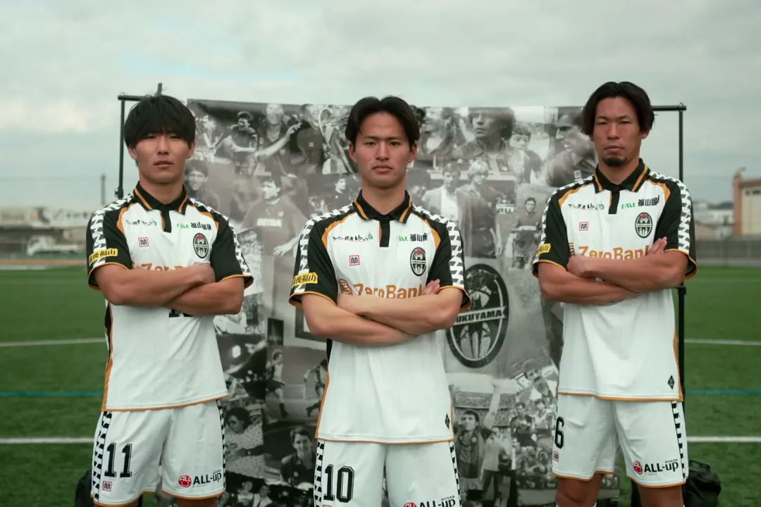 福山シティFC新ユニフォームを着た選手3人が並ぶ写真